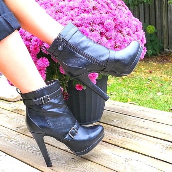 SUPER SEXY Vera Wang Black Ankle Stiletto Boots! 9 - Picture 5 of 15